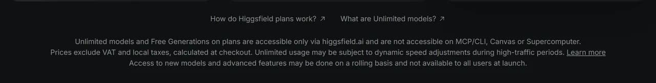 Mentions légales en bas de la page de tarifs Higgsfield précisant que les modèles illimités et les générations offertes sont accessibles uniquement via higgsfield.ai et pas sur MCP/CLI, Canvas ou Supercomputer