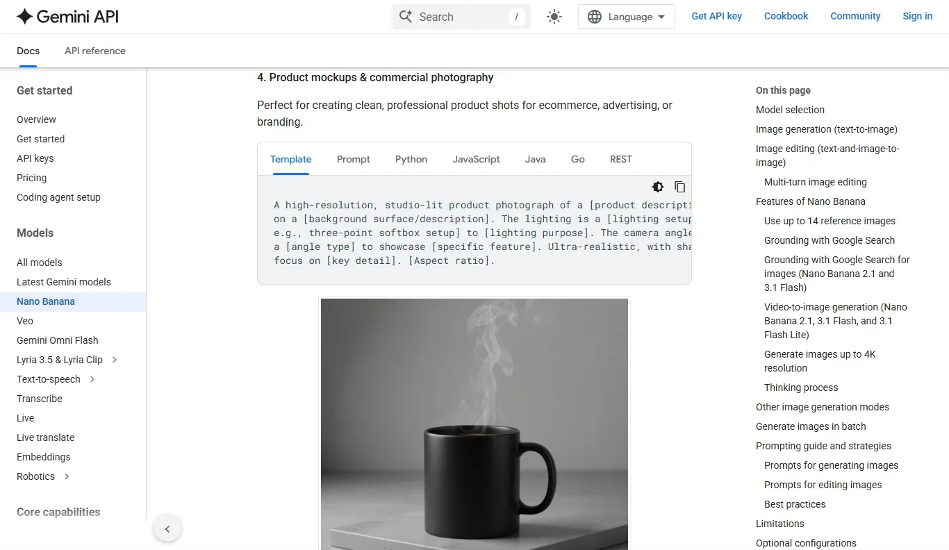 Documentation de l'API Gemini, section Product mockups and commercial photography, avec le modèle de prompt pour une photo produit éclairée en studio et l'exemple d'une tasse noire sur une surface en béton